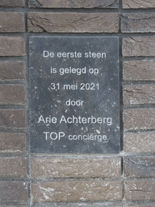 902163 Afbeelding van de 1e steen op 31 mei 2021 gelegd door Arie Achterberg (TOP conciërge) voor de nieuwbouw van de ...